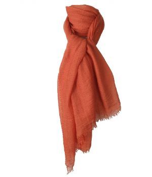 Zacht oranje sjaal met rafel franjes